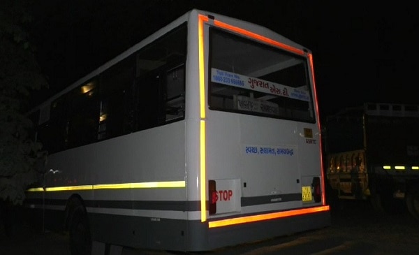 પાલનપુરથી અમદાવાદ એસટી બસ જઈ રહી હતી. આ બસમાં વસંત અંબાલાલ, જયંતી સોમા અને એચ પ્રવિણ આંગડીયા પેઢીના કર્મચારીઓ પણ પોતાના પાર્સલ લઈ જઈ રહ્યા હતા. તે સમયે મુસાફરના સ્વાંગમાં બેઠેલા 9 જેટલા હથિયારધારી લૂંટારૂઓએ નંદાસણ નજીક ત્રણે આંગડીયા પેઢીના કર્મચારીઓને રિવોલ્વરની અણીએ લૂંટી લેવામાં આવ્યા હતી.