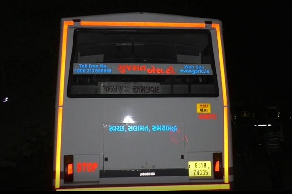 પોલીસના જણાવ્યા અનુસાર, પાલનપુરથી અમદાવાદ જતી બસમાં મુસાફરોના સ્વાંગમાં બેઠેલા 9 જેટલા લૂંટારૂઓએ રિવોલ્વર અને હથિયારની અણીએ ત્રણ આંગડીયા પેઢીના કર્મચારીઓને લૂંટી લીધા હતાં. પોલીસે લૂંટારૂઓને પકડવા માટે ચક્રોગતીમાન કર્યા છે.