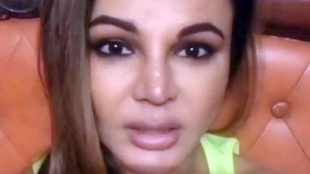 રાખીએ ઇન્સ્ટા એકાઉન્ટ પર એક વીડિયો શેર કર્યો છે. જેમાં તે કરી રહી છે, ‘મીકા તું એટલા બધા લફડા કરે છે ને, હું હમણાં જ આવું છું તને છોડાવવા માટે. હું દુબઈના વીઝા શોધી રહી છું.’ બીજી બાજુ યૂટ્યૂબ ચેનલ પર રાખીએ મીકા પર બોલતા કહ્યું કે, ‘તું મારો મિત્ર છે, શા માટે મારી ઈજ્જત સાથે રમે છે.’