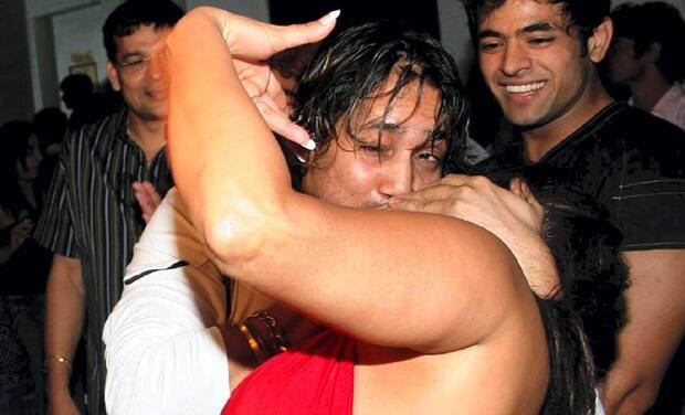 જોકે આ વચ્ચે પણ રાખી મીકા સાથે પોતાના 10 વર્ષ જૂના કિસિંગ વિવાદને લાવવાનું ન ભૂલી. તે કહે છે, ‘તને ખબર છે કે દુબઈ પોલીસ છે મુંબઈ પોલીસ નથી. 10 વર્ષ પહેલા જ્યારે મેં મુંબઈ પોલીસને ફરિયાદ કરી હતી. ત્યારે પોલીસ કંઈ ન કરી શકી હતી. પરંતુ દુબઈ પોલીસ એવું નહીં કરે. ત્યાંની પોલીસ ખૂબ જ કડક છે.’