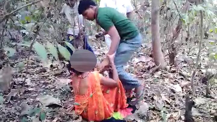 ગત શનિવારે ખાનવેલથી સેલવાસ તરફ કપલ આવી રહ્યું હતું, ત્યારે સાતમાળિયા નજીક યુવતીને ટોયલેટ માટે જવાનું થતા બાઈક રસ્તે ઉભું રાખી યુવતી રોડ નજીક જંગલમાં ટોયલેટ માટે ગઈ હતી. યુવતીએ પરિચીતને નજીક રહેવા જણાવ્યું હતું. આ સમયે જ કેટલાક યુવકો અચાનક ત્યાં આવી પોહચ્યાં હતા અને કપલ સાથે દુરવ્યવહાર કરવા લાગ્યા હતા તેમજ એક યુવક યુવતી સાથે છેડતી કરવા લાગ્યો હતો. 