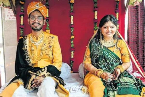 સુરત: હાલ સુરતમાં દીક્ષા મહોત્સવ ચાલી રહ્યો છે. યશોવર્મસૂરિ મહારાજની નિશ્રામાં યોજાઈ રહેલા આ મહોત્સવમાં કરોડપતિ પિતાના પુત્ર અને પુત્રી દીક્ષા ગ્રહણ કરશે. આ દીક્ષા મહત્સવનું સમાપન 9મી ડિસેમ્બર એટલે આજે થશે. સુરતના જાણીતા કરોડપતિ બિઝનેસમેન ભરતભાઇ અસારાવાળાના 20 વર્ષિય પુત્ર યશ અને 22 વર્ષિય પુત્રી આયૂષી દીક્ષા ગ્રહણ કરશે. 