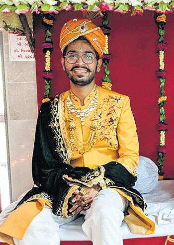 તાપી નદીના કિનારે લબ્ધિવિક્રમ રાજમંદિર ઉભું કરવામાં આવ્યું છે. સમારોહનો પ્રારંભ આજ કરવામાં આવ્યો છે અને મહોત્સવનું સમાપન 9 ડિસેમ્બરે દીક્ષા સાથે થશે. રિવરફ્રન્ટ પર ઉભા કરાયેલા લબ્ધિવિક્રમ રાજમંદિરમાં ત્રણે મુમુક્ષુઓની અનુમોદના માટે મોટી સંખ્યામાં શ્રાવકો ઉપસ્થિત રહેશે. ત્યારબાદ બપોરે 1.30 કલાકે કેસર છાંટણા, સાંજી, મેંદી રસમ અને સાંજે 6 કલાકે સંધ્યાભક્તિ કરાશે. 