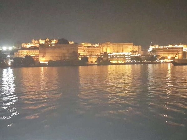 સંગીત સેરેમનીની કોરિયોગ્રોફી શામક દામર કરી રહ્યાં છે. શામક દામરની ટીમ ખાસ પર્ફોમ પણ કરવાની છે. હોટલ ઉદય વિલાસના એન્ટ્રી ગેટ આગળ સિક્યોરિટી ચેકિંગ માટે ટેક્નિકલ સ્ટાફની લાંબી લાઈન જોવા મળી હતી.