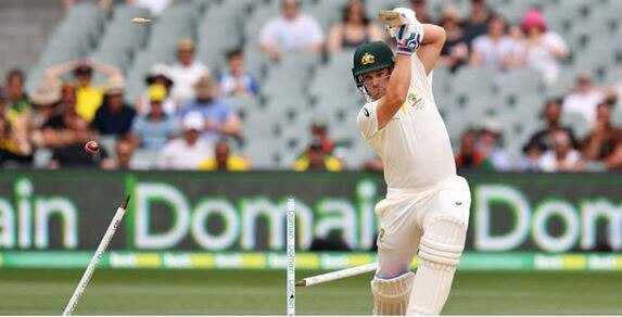 ind vs aus: ઇશાંત શર્માએ મેચના ત્રીજા બોલ પર એરોન ફિંચને કર્યો ક્લિન બોલ્ડ, જુઓ વીડિયો Ishant Sharma Bowls Out Aaron Finch, Virat Kohli Comes Up With a Passionate Celebration ind vs aus: ઇશાંત શર્માએ મેચના ત્રીજા બોલ પર એરોન ફિંચને કર્યો ક્લિન બોલ્ડ, જુઓ વીડિયો