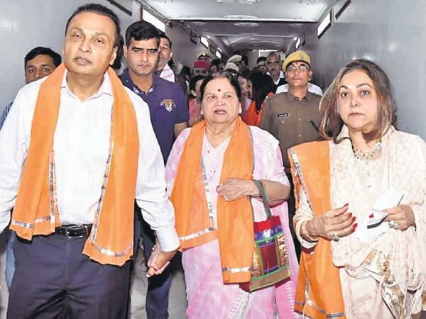 આ પહેલાં અમેરિકન સુરક્ષા એજન્સી ગાર્ડ્સે ઉદેપુર જિલ્લા પોલીસની સાથે બેઠક કરી હતી ત્યાર બાદ સ્થળની ચકાસણી કરી હતી. અંબાણી પરિવાર તથા સંબંધીઓ ઉદેપુર આવી ગયા છે. મુકેશ અંબાણીના ભાઈ અનિલ અને ટીના અંબાણી ઉદેયપુર પહોંચ્યા હતાં.