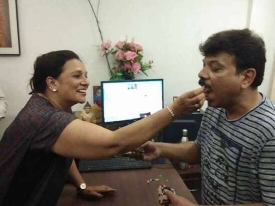 વિનય શાહ બાદ હવે કિમ ઈન્ફ્રાસ્ટ્રક્ચરનું મસમોટું કૌભાંડ સામે આવ્યું છે. રોકાણ પર વળતર આપવાની લાલચ આપી ગ્રાહકોના કરોડો રૂપિયાનું ફૂલેકુ ફેરવામાં આવ્યું છે. જે મામલે કંપનીના ભોગ બનનાર એજન્ટ વાડજ પોલીસ મથકમાં કંપની સામે ફરિયાદ કરવામાં આવી છે. કિમ ઈન્ફ્રાસ્ટ્રક્ચરે રોકાણકારોને કંપનીમાં રોકાણનું ઊંચું વળતર આપવની લાલચ આપી અનેક લોકોના રૂપિયા લીધા છે. 