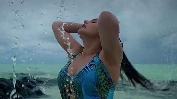 નોંધનીય છે કે, ઝરીન ખાને 2010માં સલમાન ખાનની ફિલ્મ વીરથી બૉલીવુડમાં ડેબ્યૂ કર્યુ હતું, ત્યારથી તેને લોકો સલમાનની હિરોઇનથી ઓળખતા હતા. બાદમાં હાઉસફૂલ 2 અને હેટ સ્ટૉરી 3 જેવી ફિલ્મો આપી હતી. 