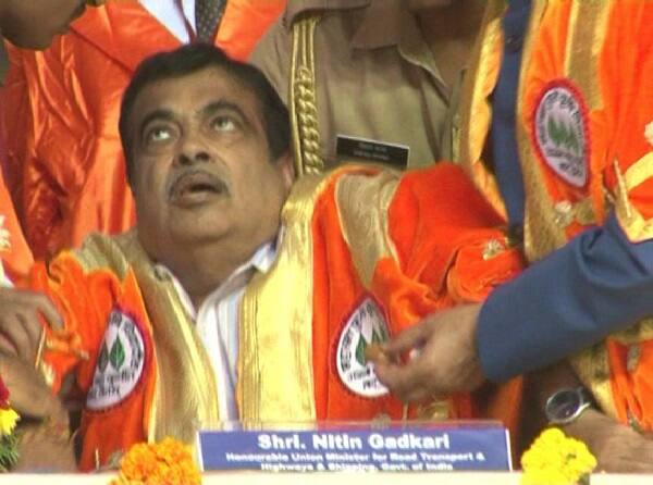 મુંબઈ: મહારાષ્ટ્રના અહમદનગરમાં એક કાર્યક્રમ દરમિયાન કેન્દ્રીય મંત્રી નીતિન ગડકરીની અચાનક તબિયત બગડતાં સ્ટેજ પર જ બેભાન થઈ ગયાં હતાં. નીતિન ગડકરી બેભાન થઈ ગયાં ત્યારે રાજ્યના ગવર્નર વિદ્યાસાગર રાવ ત્યાં હાજર હતાં. ગવર્નરે જ નીતિન ગડકરીને સંભાળ્યા હતાં. કેન્દ્રીય મંત્રીને સારવાર અર્થે હોસ્પિટલ ખસેડવામાં આવ્યાં છે.