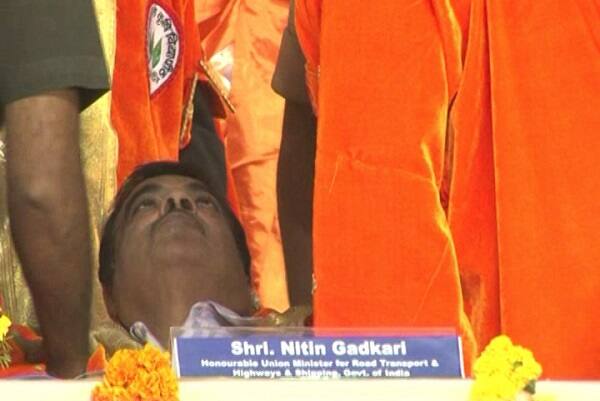 ઉલ્લેખનીય છે કે, નીતિન ગડકરીએ થોડા સમય પહેલા વજન ઘટાડવા માટે ઓપરેશન પણ કરાવ્યું હતું. નીતિન ગડકરી ભારતીય જનતા પાર્ટીના અધ્યક્ષ પણ રહી ચુક્યાં છે. હાલ તેઓ નાગપુરથી સાંસદ છે.