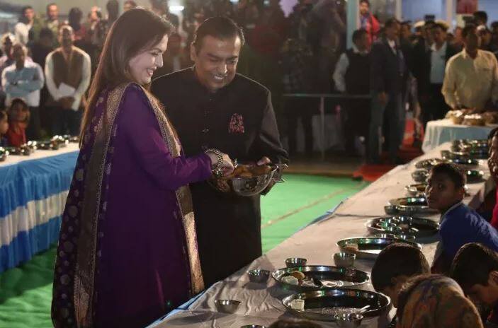 તસવીરમાં અંબાણી પરિવાર લોકોને પીરસતાં જોવા મળ્યા હતા. પ્રી-વેડિંગમાં સ્વદેશ બજાર નામનું પ્રદર્શન પણ લગાવવામાં આવી રહ્યું છે. જેમાં 108 ટ્રેડિશનલ ભારતીય કલાકારોની કલાનું પ્રદર્શન કરવામાં આવશે. 