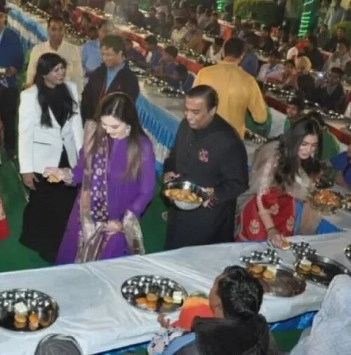 તસવીરમાં અંબાણી પરિવાર લોકોને પીરસતાં જોવા મળ્યા હતા. પ્રી-વેડિંગમાં સ્વદેશ બજાર નામનું પ્રદર્શન પણ લગાવવામાં આવી રહ્યું છે. 