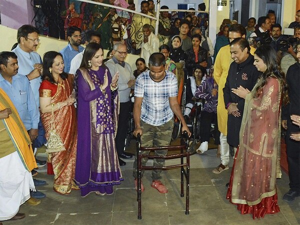 108 ટ્રેડિશનલ ભારતીય કલાકારોની કલાનું પ્રદર્શન કરવામાં આવશે. મમ્મી-પપ્પાની જેમ દીકરી ઈશાએ પણ લોકોને જમવાનું પીરસ્યું હતું.