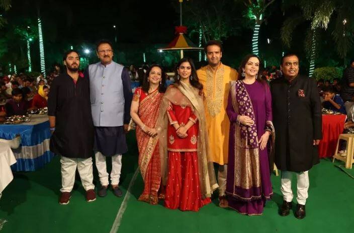 ઉદયપુરઃ દેશના ટોચના ઉદ્યોગપતિ મુકેશ અંબાણીની પુત્રી ઈશા અંબાણીનું પ્રી-વેડિંગ ફંક્શન 8 અને 9 ડિસેમ્બરે રાખવામાં આવ્યું છે. આ ફંક્શન દરમિયાન અનેક વીવીઆઈપી મહેમાનો આવે તેવી શક્યતા છે. હાલ ફંક્શનની તૈયારીઓ પૂર જોશમાં ચાલી રહી છે.