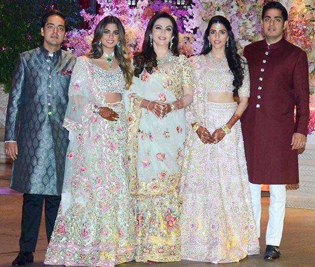 આ શાહી લગ્નમાં ગ્લોબલ બિઝનેસ, પોલિટિક્સ, બોલીવુડ અને હોલીવુડની અનેક સેલિબ્રિટીઝ સામેલ થશે. મુકેશ-નીતા અંબાણી, અનિલ-ટીના અંબાણી, કોકિલાબેન, અનંત અંબાણી, ઈશા અંબાણી, આનંદ પિરામલ, અજય-સ્વાતિ પિરામલ, નંદિની પિરામલ શુક્રવારે જ ઉદયપુર પહોંચી ચુક્યા છે. અનિલ અંબાણી ઉદયપુર પહોંચ્યા બાદ તરત જ માતા કોકિલાબેન અને પત્ની ટીના સાથે નાથદ્વારામાં શ્રીનાથજી દર્શન માટે ગયા હતા.