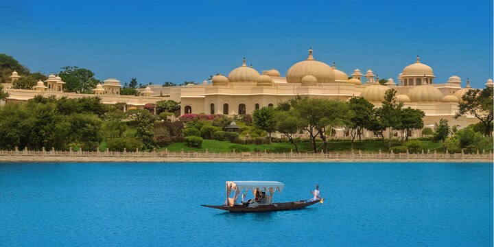 એવું પણ કહેવાય છે કે, આ હોટલ એ જગ્યાએ બનાવવામાં આવી છે જ્યાં મેવાડના મહારાણા શિકાર કરવા જતા હતા. હોટલનો 40 ટકા ભાગ વાઈલ્ડ લાઈફ સેન્ચુરીમાં આવે છે. હોટલમાં કુલ 87 રૂમ, 1 કોહિનૂર સૂઈટ અને 4 લક્ઝી સુઈટ છે. આ હોટલ લેક પર બનેલી છે. હોટલમાં બે પૂલ અને એક લક્ઝરી સ્પા પણ છે. હોટલનું ગાર્ડન પણ ખૂબ જ સુંદર છે. 