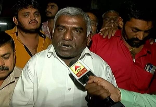 મોબાઈલ વીડિયોમાં જોવા મળી રહ્યું છે કે, કોંગી ઉમેદવાર અવસર નાકિયા એક ખુરશી પર બેઠા છે અને ચર્ચા કરી રહ્યા છે. અવસર નાકિયા બોલી રહ્યાં છે કે આજ સુધી સાહેબે જે કીધું તે અમે કર્યું છે. અમે પાયાના માણસો છીએ. અમે 360 દિવસ કામ કરનારા માણસો છીએ. અમે ક્યારે અમારો સ્વાર્થ જોયો નથી. તેમ છતાં આટલો મોટો વિશ્વાસઘાત કર્યો. આ તો અમારા કોળી સમાજના કેટલાંક જિલ્લા પંચાયતના સભ્યો મુર્ખા કહેવાય, ભાજપમાં જવું તો પૂરતી કિંમત તો લેવી જોઈતી હતી ને.