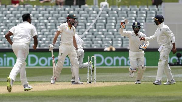 ભારતીય સ્પીનર અશ્વિને ઓસ્ટ્રેલિયા સામે સારી બોલિંગ કરીને ઓસ્ટ્રેલિયન ટીમને મુશ્કેલીમાં મૂકી દીધી હતી. અશ્વિન દ્વારા ભારતે બીજા દિવસે ઓસ્ટ્રેલિયાના બરાબરની ટક્કર આપી હતી. દિવસના અંતે અશ્વિને કહ્યું હતું કે, અમે ઝડપી બોલિંગ એટેક અને સ્પિન બોલિંગને અલગ અલગ જોતાં નથી. તેને એક બોલિંગ યુનિટની જેમ જોઈએ છીએ, કારણ કે એક વગર બીજાનું અસ્તિત્વ ન હોઈ શકે.