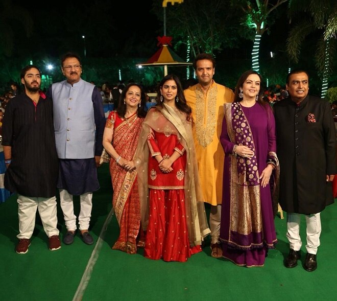 મુંબઈ: રિલાયન્સ ઈન્ડસ્ટ્રીઝના ચેરમેન મુકેશ અંબાણીની પુત્રી ઈશા અંબાણી અને આનંદ પીરામલની પ્રી-વેડિંગ પાર્ટી ઉદયપુરમાં શરૂ થઈ ગઈ છે. 8 અને 9 ડિસેમ્બરે આ કાર્યક્રમ ઉદયપુરમાં યોજાશે જ્યારે 12મી ડિસેમ્બરે મુંબઈમાં લગ્ન થશે. ઈશા અંબાણી પીરામલ પરિવારની વહુ બનવા જઈ રહી છે. આનંદ પીરામલના પરીવારમાં કોણ-કોણ છે તેની પર એક નજર કરીએ.