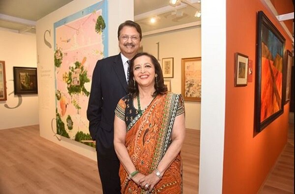 આનંદની માતા અને ઈશા અંબાણીની ભાવી સાસુ સ્વાતિ પીરામલ પણ મોટી હસ્તી છે. તેઓ પીરામલ ગ્રુપની વાઈસ ચેરપર્સન છે. તેમને સરકાર દ્વારા પદ્મશ્રી સન્માન આપવામાં આવેલ છે. તેમની પાસે મુંબઈ યુનિવર્સિટીથી મેડિકલની ડિગ્રી અને હાવર્ડ સ્કૂલથી પબ્લિક હેલ્થમાં માસ્ટર્સ ડિગ્રી છે. તેઓ પીરામલ ગ્રુપનું કામકાજ સંભાળે છે.