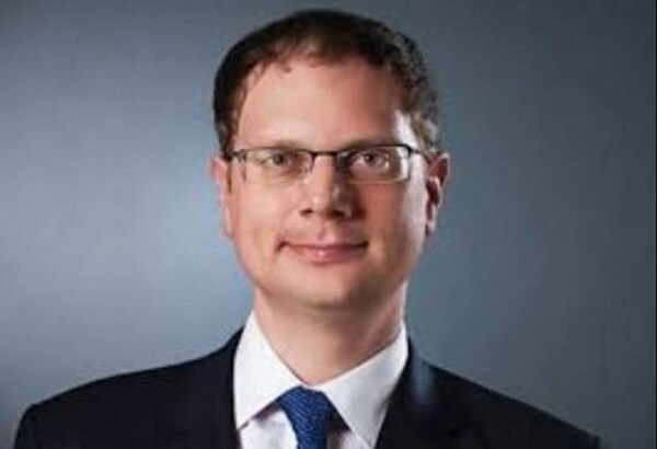 નંદિનીના પતિ પીટર ડી યંગ છે. તેઓ પીરામલ ગ્રુપમાં મોટી ભૂમિકા ભજવે છે. પીટર પીરાલમ ક્રિટિકલ કેરના સીઈઓ છે. આ ઉપરાંત તેઓ પીરામલ ફાર્માના ઓપરેટિંગ બોર્ડમાં પણ સામેલ છે. આ પહેલા તેઓ મૈકેંજી એન્ડ કંપનીમાં નોકરી કરતાં હતી. પીટર સ્ટેનફોર્ડ યુનિવર્સિટીમાંથી એમબીએ કર્યું છે.