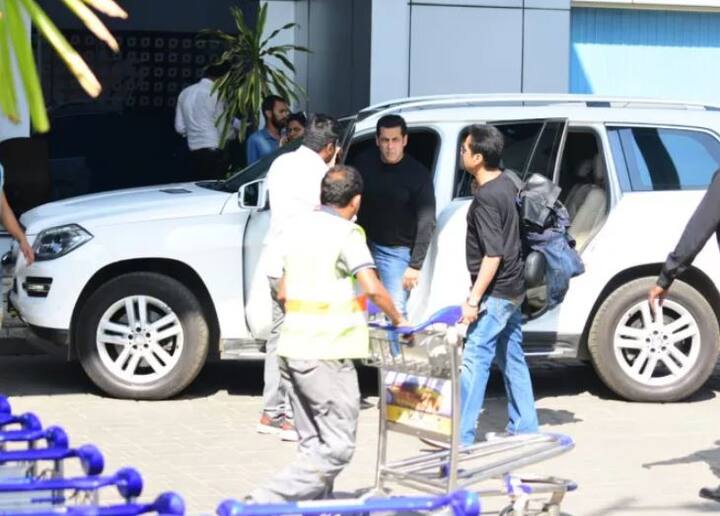 ઉદેપૂર શહેર માટે સમ્માન પ્રકટ કરવા અને પુત્રીના લગ્નમાં આશીર્વાદ માટે અંબાણી પરિવારે શુક્રવારે શહેરમાં અન્ન સેવા કરી 5100 લોકોને જમવાનું ખવડાવ્યું હતું. આ 5100 લોકોમાં મોટાભાગના દિવ્યાંગ છે, આ સેવા 7 ડિસેમ્બરથી 10 ડિસેમ્બર સુધી ત્રણેય ટાઇમ ચાલશે.