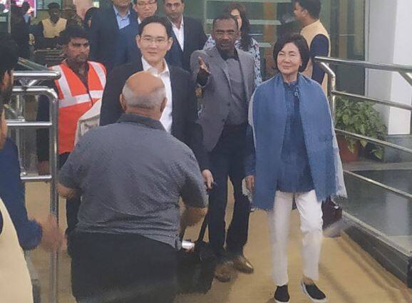 દુનિયાની મોટી સ્ટીલ કંપનીના માલિક લક્ષ્મી નિવાસ મિત્તલ પોતાની પત્ની ઉષા મિત્તલની સાથે ઉદેપુર પહોંચી ચૂક્યા છે. દુનિયાની મોટી બ્રોકરેજ હાઉસ કંપની ગોલ્ડમેનના ચેરમેન અને સીઇઓ કેન હિચનર, સાઉદી અરમાકોના ચેરમેન ખાલિદ એ અલ ફલીહ, સેમસંગના ચેરમેન જેલી પણ પણ ઉદેપૂર પહોંચ્યા છે.