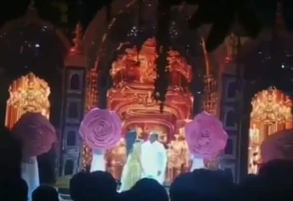 ઉદયપુરના આલીશાન ધ ઓબરોય ઉદયવિલાસ હોટલથી પ્રી-વેડિંગ પાર્ટીના ફોટો અને વીડિયો સોશિયલ મીડિયામાં વાયરલ થયા છે. ઈશા અંબાણીની માતા નીતા અંબાણીના ડાન્સનો વીડિયો સોશિયલ મીડિયામાં જોરદાર વાયરલ થયો છે. આ ઉપરાંત નીતા અંબાણી અને મુકેશ અંબાણીના દ્વાર હિલેરી ક્લિન્ટનના સ્વાગત કર્યું તેનો પણ વીડિયો સામે આવ્યો છે. આ ઉપરાંત અંબાણી પરીવાર પણ જોરદાર ડાન્સ કર્યો હતો. 