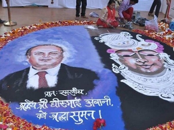 પ્રી-વેડિંગ પાર્ટીમાં રિલાયન્સ ગ્રુપના ફાઉન્ડર અને મુકેશ અંબાણીના પિતા ધીરુભાઈ અંબાણીને રંગોળી દ્વારા શ્રદ્ધાંજલિ આપવામાં આવી હતી.