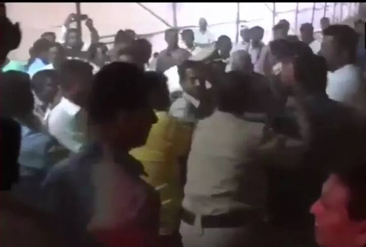 ઉલ્લેખનીય છે. થોડા સમય પહેલા રામદાસ અઠાવલેએ મરાઠા આરક્ષણને કહ્યું હતું કે, ‘અનામત કોર્ટમાં નહીં ટકે. તેઓ ઇચ્છે છે કે મરાઠા સમાજને અનામત આપવામાં આવે પરંતુ રાજ્ય સરકારે જે રીતે અનામત આપ્યું છે. તે કાનૂની નથી.’હવે થપ્પડવાળી ઘટનાને આ નિવેદન સાથે જોડવામાં આવી રહી છે.