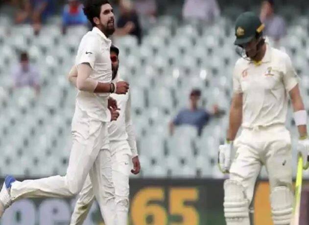  એડિલેડઃ ભારત અને ઓસ્ટ્રેલિયા વચ્ચે રમાઇ રહેલી પ્રથમ ટેસ્ટમાં પ્રથમ ઇનિંગમાં ટીમ ઇન્ડિયાના ફાસ્ટ બોલર ઇશાંત શર્માએ શાનદાર બોલિંગ કરી હતી. ઓસ્ટ્રેલિયાની પ્રથમ ઇનિંગમાં ઇશાંત શર્માની ઓવરમાં ભારતને પ્રથમ સફળતા મળી જ ગઈ હતી, ઇશાંત શર્માએ એરોન ફિંચને એલબીડબલ્યૂ આઉટ કર્યો હતો પરંતું ઓસ્ટ્રેલિયાએ રિવ્યૂ લીધો અને ઇશાંતે નો બોલ નાંખી દીધો હતો. અને એરોન ફિંચને જીવનદાન મળ્યું હતું. જો આ નો બોલ ના હોત તો ફિંચ પહેલાજ આઉટ થઇ ગયો હોત.