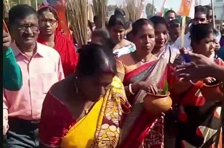 કોલકતા: પશ્ચિમ બંગાળના કૂચ બિહારમાં આયોજીત ભાજપાની ‘ગણતંત્ર બચાવો’ રેલી બાદ તૃણમુલ કૉંગ્રેસ પાર્ટી(ટીએમસી)ના કાર્યકર્તાઓએ અનોખી રીતે વિરોધ કર્યો હતો. ભાજપની રેલી બાદ ટીએમસીના કાર્યકર્તાએ તે જગ્યાને ગંગાજળ અને ગાયના છાણથી સાફ કરી હતી.
