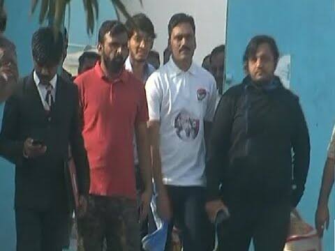 અલબત્ત હાર્દિક પટેલે આ મુદ્દે કશું કહ્યું નથી પણ હાર્દિકના બદલાયેલા વલણના કારણે આ વાતને વેગ મળ્યો છે. હાર્દિક લોકસભાની ચૂંટણીમાં લડવા માટે જરૂરી વયમર્યાદા વટાવી ચૂક્યો છે ત્યારે તે હવે લોકસભાની ચૂંટણી લડવા માટે તૈયાર થઈ ગયો હોય તેવી પૂરી શક્યતા છે.