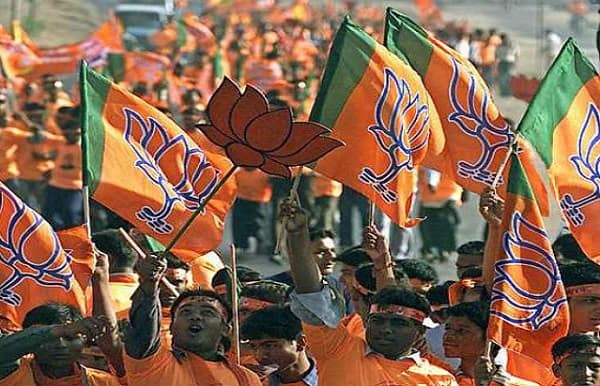 શિવાની મોતના સમાચાર મળતાં માડમ પરિવાર શોકગ્રસ્ત છે. પૂનમબેન દીકરીની સારવાર માટે સિંગાપોર જ હતાં. શિવાનીના પાર્થિવ દેહને હવાઇમાર્ગે સિંગાપોરથી દિલ્હી લાવવામાં આવશે. તેમના અંતિમસંસ્કાર નોઇડા ખાતે સોમવારે કરવામાં આવશે તેવું જાણવા મળી રહ્યું છે.