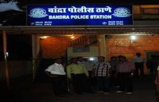 બાંદ્રા પોલીસ સ્ટેશનના સીનિયર ઇન્સ્પેક્ટર ગીરીશ અનવકરના કહેવા મુજબ, તપાસ શરૂ છે.