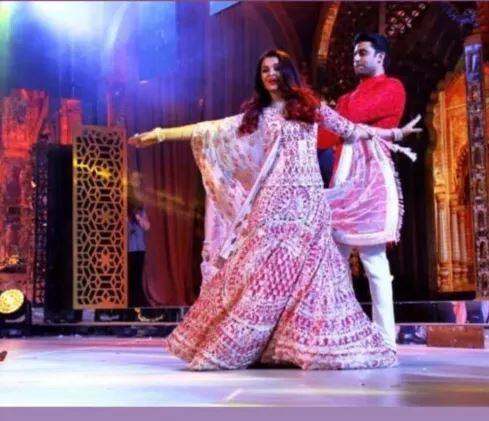 એશ્વર્યા રાય અને અભિષેક બચ્ચન પણ અંબાણી પરિવારની ખુશીમાં સામેલ થયા હતા. તેમણે પણ શાનદાર ડાન્સ કર્યો હતો.