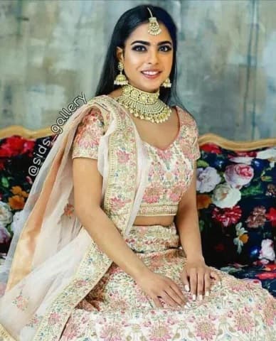 ઈશા અંબાણીની આ તસવીર સોશિયલ મીડિયા પર વાયરલ થઈ હતી. કહેવામાં આવી રહ્યું છે કે ઈશાનો આ લૂક તેની સંગીત સેરેમનીનો છે. 