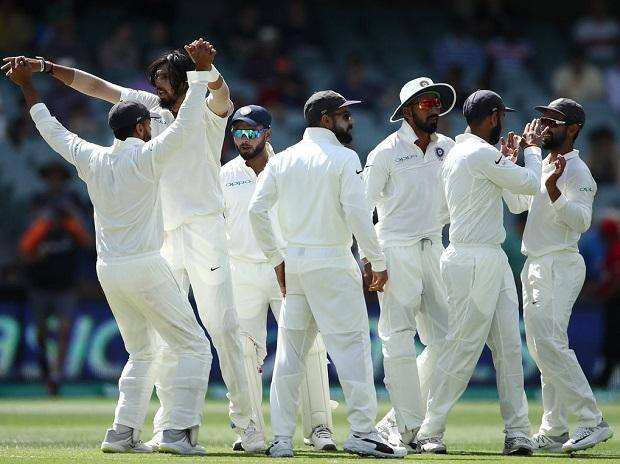 નવી દિલ્હીઃ ભારતે બોર્ડર-ગાવસ્કર સીરીઝની પ્રથમ ટેસ્ટમાં શાનદાર પ્રદર્શન કરતાં ઓસ્ટ્રેલિયાને 31 રને ઓલઆઉટ કરીને એડિલેડ મેદાન પર ઐતિહાસિક જીત મેળવી છે. બીજી ઇનિંગમાં 323 રનનો પીછો કરવા ઉતરેલી ઓસ્ટ્રેલિયન ટીમ 291 રને ઓલઆઉટ થઇ ગઇ, આની સાથે જ ભારત સીરીઝમાં 1-0થી આગળ થઇ ગયું છે.