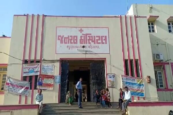 અકસ્માતના કારણે કાર અને છકડો પલટી ખાઈ ગયા હતા અને નીચે ચાલક પણ નીચે બદાઈ જતાં મોત નીપજ્યું હતું. અકસ્માતની જાણ થતાં જ સ્થાનિક લોકોના ટોળા એકઠાં થઈ ગયા હતા અને રોડ ઉપર ટ્રાફિક જામના દ્રશ્યો સર્જાયા હતા.