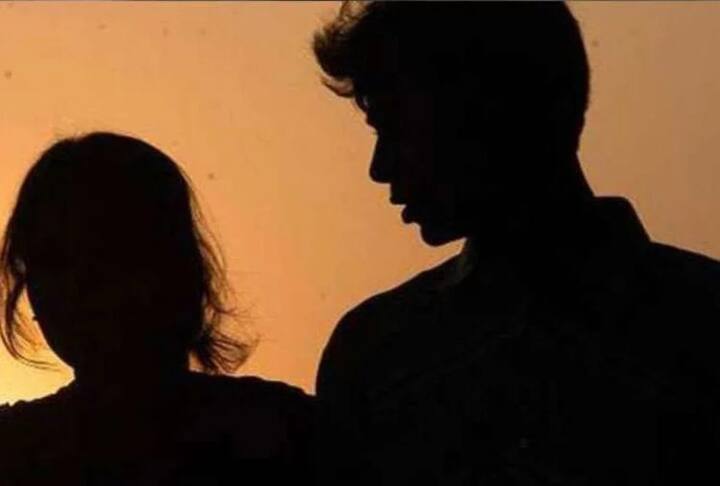 માહિતી પ્રમાણે દાહોદ જિલ્લાના સીંગવાડ તાલુકાના એક ગામમાં એક પરણીત યુવક તેની પ્રેમીકા પરીણિતાને મળવા તેના ગામે ગયો હતો. આ દરમિયા તે ગામલોકોના હાથે ઝડપાઇ ગયો અને માર મારી ગામલોકોએ વીજળીના થાંભલા સાથે બાંધી દીધો હતો. એટલું જ નહીં તેનો માર મારતો એક વીડિયો પણ સોશ્યલ મીડિયામાં ફરતો કરી દીધો હતો. 