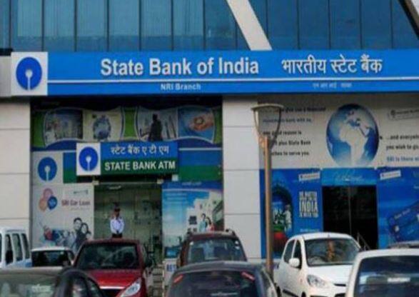 MCLRને માર્જિનલ કોસ્ટ ઓફ લેન્ડિંગ રેટ પણ કહે છે. જેમાં બેંક પોતાના ફંડની રોકાણના હિસાબે લોનના દર નક્કી કરે છે. આ બેંચર્માક દર હોય છે. તે વધવાથી તમારી બેંક પાસેથી લીધેલી હોમ અને કાર લોન મોંઘી થઈ જાય છે. આ વ્યવસ્થા 1 એપ્રિલ 2016થી બેંકિંગ સિસ્ટમમાં લાગુ થઈ છે. ઉલ્લેખનીય છે કે, SBIના 40 કરોડથી વધુ ગ્રાહકો છે.