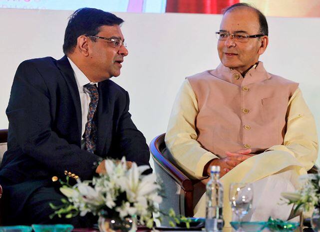 મૂળ ગુજરાતી ઉર્જિત પટેલનો જન્મ 28 ઓક્ટોબર 1963નાં રોજ કેન્યામાં થયો હતો. તેમણે સ્કૂલ શિક્ષણ પણ કેન્યામાં જ લીધું છે. ઉર્જિત પટેલનું પૈત્રુક ગામ ખેડા જિલ્લાનું મહુધા છે. તેઓ પાંચની વર્ષની ઉંમરે મહુધા આવ્યા હતા. તેમના પિતા રવિન્દ્ર પટેલ કેન્યામાં બિઝનેસ સાથે સંકળાયેલા હતા. તેમના અન્ય કુટુંબીજનો મુંબઈમાં વસે છે. 