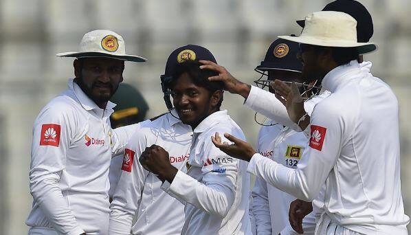 ઈંગ્લેન્ડ સામે રમાયેલી સીરિઝની પ્રથમ ટેસ્ટ મેચ દરમિયાન એમ્પાયરે અકિલા ધનંજયની બોલિંગ પર સવાલ ઉઠાવ્યો હતો. આ મેચમાં શ્રીલંકાની 211 રનથી હાર થઈ હતી. ધનંજયે 23 નવેમ્બરે બ્રિસબેનના નેશનલ ક્રિકેટ સેન્ટરમાં આઈસીસી સમક્ષ પોતાની બોલિંગનો ટેસ્ટ આપ્યો હતો. આ ટેસ્ટના પરિણામના આધારે જ તેને સસ્પેન્ડ કરવાનો નિર્ણય લેવામાં આવ્યો છે.