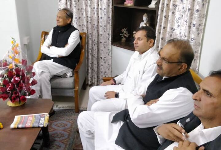 ગેહલોતે ટીવી જોતો ફોટો શેર કર્યો અને લખ્યું કે, Watching #AssemblyElectionResults2018.