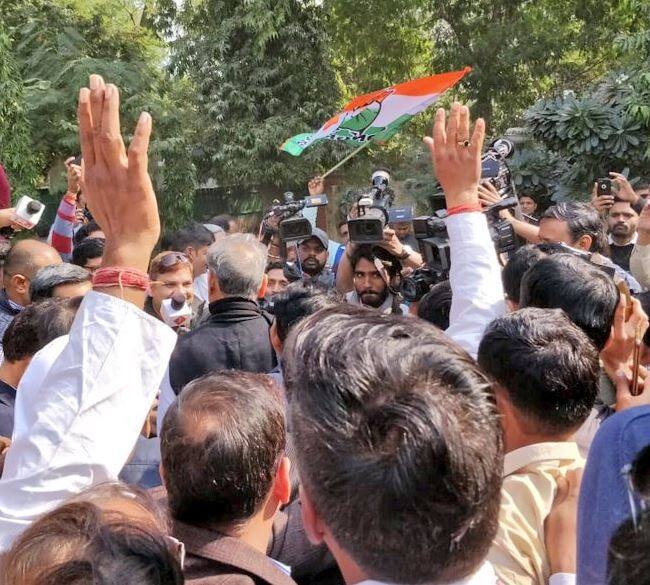 પોતાના નિવાસ સ્થાને કાર્યકરોને મળતાં અશોક ગેહલોત.