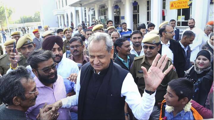 નવી દિલ્હીઃ રાજસ્થાનમાં દરેક ટર્મની જેમ આ વખતે પણ સત્તા પરિવર્તન થયુ છે, ભાજપની સરકારને જાકારો આપીને જનતાએ ફરી એકવાર કોંગ્રેસની સરકારને આમંત્રણ આપ્યુ છે. રાજસ્થાનની 199 બેઠકો માટેના પરિણામો આવવાના શરૂ થઇ ગયા છે, જેમાં કોંગ્રેસ આગળ દેખાઇ રહી છે. 