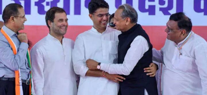 કોંગ્રેસને 102થી પણ વધુ બેઠકો મળી રહી છે અને રાજ્યમાં સત્તાનો તાજ પહેરી શકે છે. હવે રાજ્યમાં બે મોટા ચહેરા અશોક ગેહલોત અને સચીન પાયલટ વચ્ચે મુખ્યમંત્રી બનવા માટે જંગ જામ્યો છે. પાર્ટી કોને રાજ્યની જવાબદારી સોંપે છે તેના માટે આવતી કાલે બેઠક યોજાશે. ચૂંટણી પરિણામોના ટ્રેન્ડ જોતા રાજસ્થાન કોંગ્રેસમાં મુખ્યમંત્રીના દાવેદારોની ચર્ચા શરૂ થઇ ગઇ હતી.