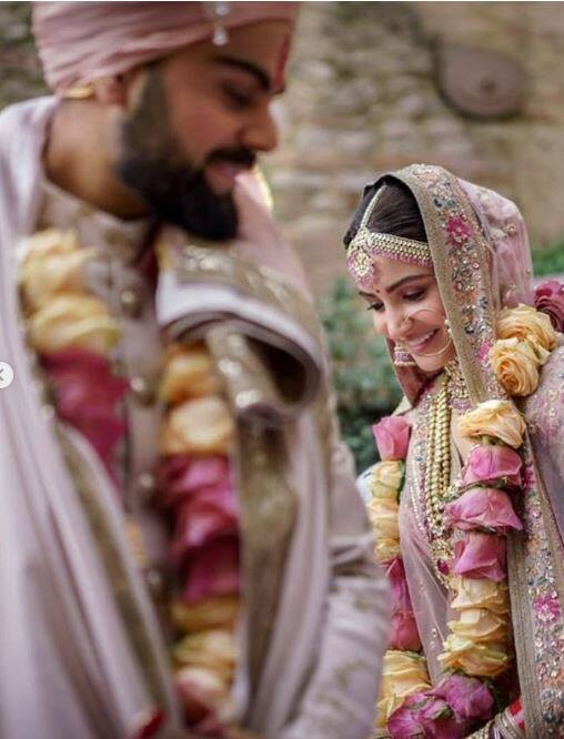 નવી દિલ્હીઃ ભારતીય ક્રિકેટ ટીમના કેપ્ટન વિરાટ કોહલીએ ગત વર્ષે 11 ડિસેમ્બરના રોજ બોલીવુડ એક્ટ્રેસ અનુષ્કા શર્મા સાથે ઈટાલીમાં લગ્ન કર્યા હતા. આ કપલે તેમની પ્રથમ એનિવર્સરી ઉજવી હતી.