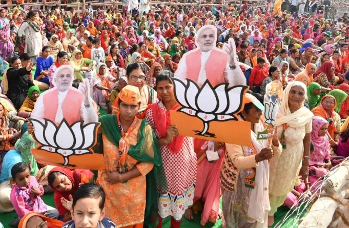 જયપુરઃ દેશમાં યોજાયેલી પાંચ રાજ્યોની ચૂંટણીનું પરિણામ આવી ગયું છે. છત્તીસગઢ, રાજસ્થાન અને છેલ્લે મધ્યપ્રદેશમાં કોંગ્રેસ સત્તા પર વાપસી કરી છે. તો તેલંગણા અને મિજોરમમાં ભાજપ-કોંગ્રેસ સિવાયની પાર્ટી સત્તા પર આવી છે. રાજસ્થાનમાં ભાજપને માત્ર 73 સીટ મળી હતી, જ્યારે કોંગ્રેસે ધમાકેદાર વાપસી કરી 99 બેઠકો મેળવી છે. બીએસપીને 6, સીપીઆઈ(એમ)ને 2, ભારતીય ટ્રાઇબલ પાર્ટીને 2, રાષ્ટ્રીય લોકદળને 1, રાષ્ટ્રીય લોકતાંત્રિક પાર્ટીને 3 અને અપક્ષને 13 સીટ મળી છે.