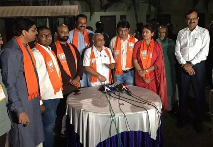 રાજસ્થાન, છત્તીસગઢ અને મધ્યપ્રદેશમાં મળેલી કારમી હારને લઇને પાટીદાર અગ્રણી રેશ્મા પટેલે બીજેપી પર પ્રહાર કર્યો છે. તેને કેટલાક ટ્વીટ કર્યા છે, જેમા મોદી-શાહ અને બીજેપીની નીતિઓને આડેહાથે લીધી છે. તેને ભાજપને અભિમાની પક્ષ ગણાવ્યો છે.